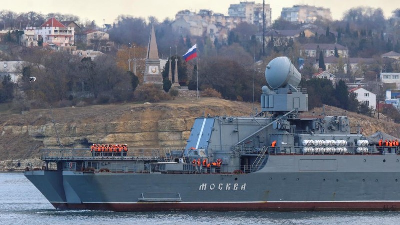 The Russian Navy's guided missile cruiser Moskva (Moscow) sails past the Monument to Scuttled Ships into a harbour after tracking NATO warships in the Black Sea, in the port of Sevastopol, Crimea November 16, 2021. REUTERS/Alexey Pavlishak
