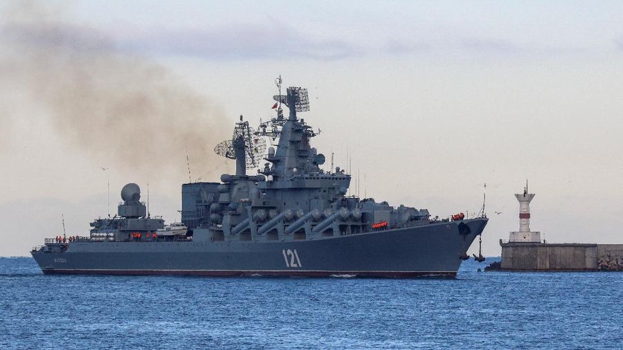 The Russian Navy's guided missile cruiser Moskva (Moscow) sails past the Monument to Scuttled Ships into a harbour after tracking NATO warships in the Black Sea, in the port of Sevastopol, Crimea November 16, 2021. REUTERS/Alexey Pavlishak