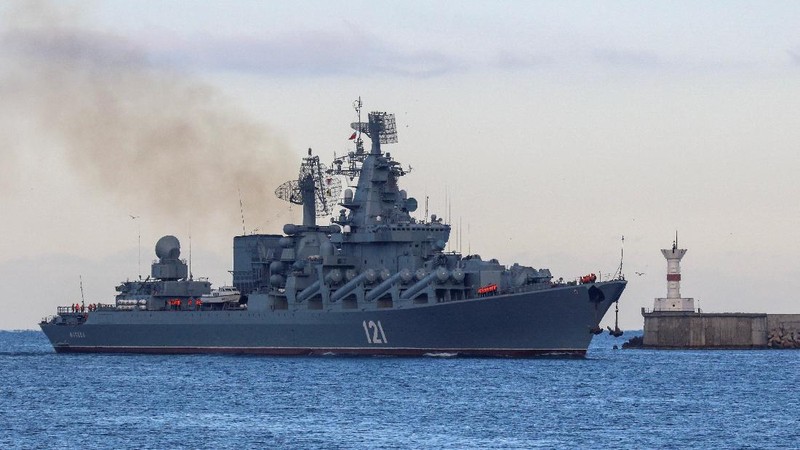 The Russian Navy's guided missile cruiser Moskva (Moscow) sails past the Monument to Scuttled Ships into a harbour after tracking NATO warships in the Black Sea, in the port of Sevastopol, Crimea November 16, 2021. REUTERS/Alexey Pavlishak