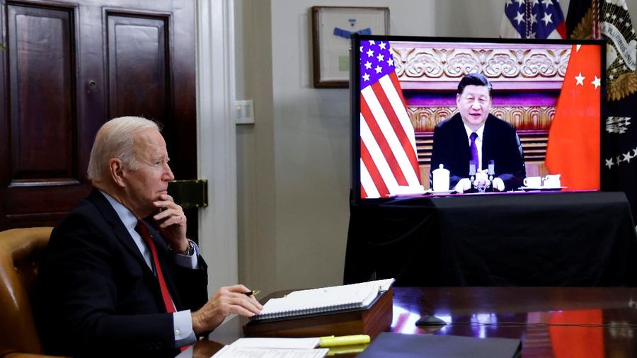 U.S. President Joe Biden speaks virtually with Chinese leader Xi Jinping from the White House in Washington, U.S. November 15, 2021.  REUTERS/Jonathan Ernst