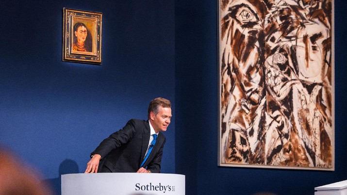 Auctioneer Oliver Barker, Chairman of Sotheby's Europe, sells a Frida Kahlo self portrait for $34.9 Million USD during an art auction, in the Manhattan borough of New York City, New York, U.S., November 16, 2021.  Julian Cassady/SOTHEBY'S/Handout via REUTERS   ATTENTION EDITORS - THIS IMAGE HAS BEEN SUPPLIED BY A THIRD PARTY