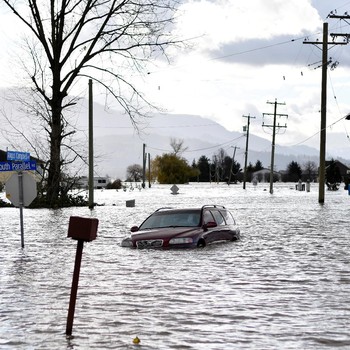 Potret Kanada Banjir: Jalan Putus, Mobil-mobil 'Tenggelam'