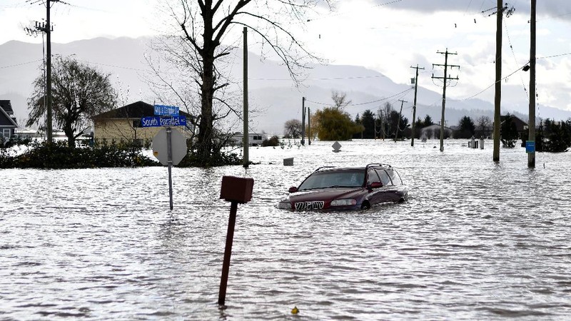 South Parallel road is submerged in flood water after rainstorms caused flooding and landslides in Abbotsford, British Columbia, Canada November 16, 2021.  REUTERS/Jennifer Gauthier