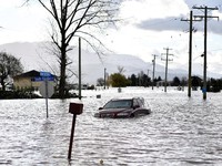 Potret Kanada Banjir: Jalan Putus, Mobil-mobil 'Tenggelam'