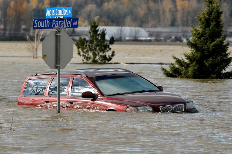 CANADA-FLOOD/ South Parallel road is submerged in flood water after rainstorms caused flooding and landslides in Abbotsford, British Columbia, Canada November 16, 2021. REUTERS/Jennifer Gauthier