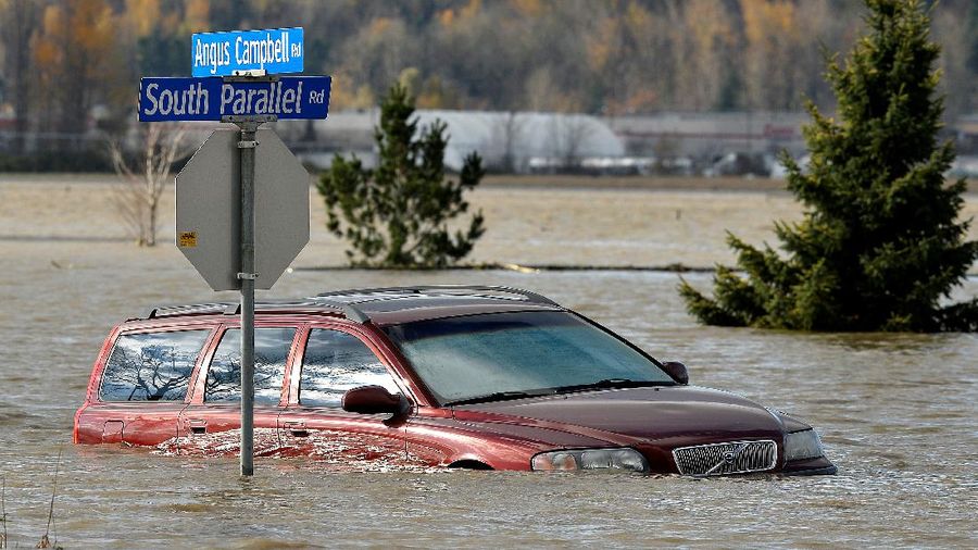 South Parallel road is submerged in flood water after rainstorms caused flooding and landslides in Abbotsford, British Columbia, Canada November 16, 2021.  REUTERS/Jennifer Gauthier