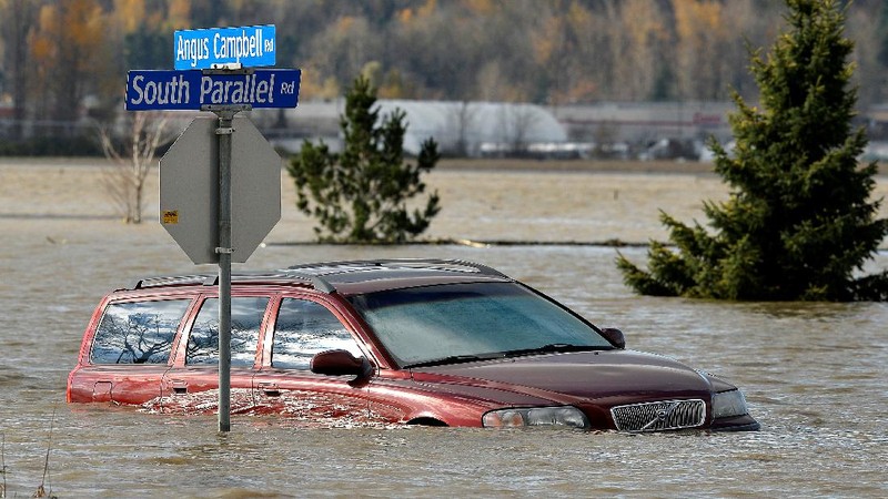 South Parallel road is submerged in flood water after rainstorms caused flooding and landslides in Abbotsford, British Columbia, Canada November 16, 2021.  REUTERS/Jennifer Gauthier