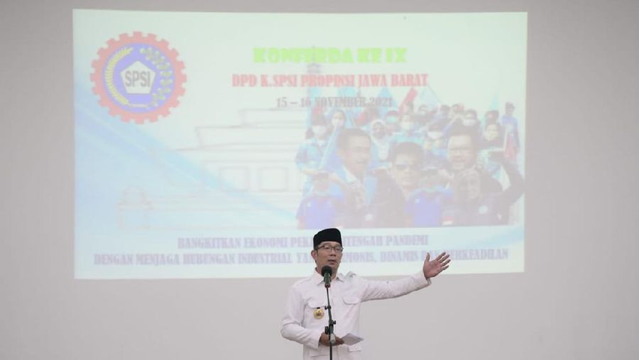 Gubernur Jawa Barat Ridwan Kamil saat Konferda ke- IX DPD KSPSI Provinsi Jawa Barat periode 2021-2026 di Hotel Bumi Makmur Indah, Lembang, Kabupaten Bandung Barat, Selasa (16/11/2021).