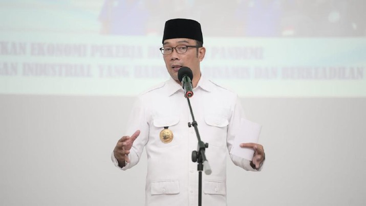 Gubernur Jawa Barat Ridwan Kamil saat Konferda ke- IX DPD KSPSI Provinsi Jawa Barat periode 2021-2026 di Hotel Bumi Makmur Indah, Lembang, Kabupaten Bandung Barat, Selasa (16/11/2021). Gubernur Jawa Barat Ridwan Kamil saat Konferda ke- IX DPD KSPSI Provinsi Jawa Barat periode 2021-2026 di Hotel Bumi Makmur Indah, Lembang, Kabupaten Bandung Barat, Selasa (16/11/2021).