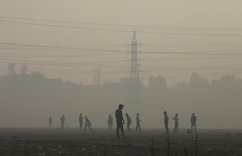 Commuters drive amidst morning haze and toxic smog in New Delhi, India, Wednesday, Nov. 17, 2021. Schools were closed indefinitely and some coal-based power plants shut down as the Indian capital and neighboring states invoked harsh measures Wednesday to combat air pollution after an order from the federal environment ministry panel. (AP Photo/Manish Swarup)