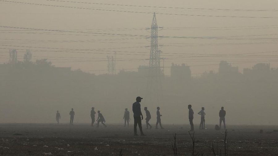 Commuters drive amidst morning haze and toxic smog in New Delhi, India, Wednesday, Nov. 17, 2021. Schools were closed indefinitely and some coal-based power plants shut down as the Indian capital and neighboring states invoked harsh measures Wednesday to combat air pollution after an order from the federal environment ministry panel. (AP Photo/Manish Swarup)