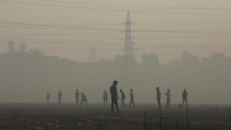 Commuters drive amidst morning haze and toxic smog in New Delhi, India, Wednesday, Nov. 17, 2021. Schools were closed indefinitely and some coal-based power plants shut down as the Indian capital and neighboring states invoked harsh measures Wednesday to combat air pollution after an order from the federal environment ministry panel. (AP Photo/Manish Swarup)