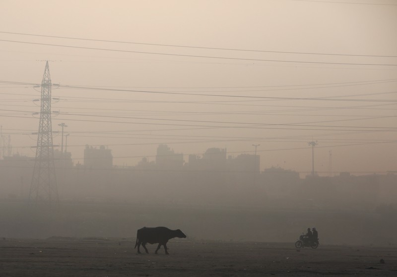 Commuters drive amidst morning haze and toxic smog in New Delhi, India, Wednesday, Nov. 17, 2021. Schools were closed indefinitely and some coal-based power plants shut down as the Indian capital and neighboring states invoked harsh measures Wednesday to combat air pollution after an order from the federal environment ministry panel. (AP Photo/Manish Swarup)