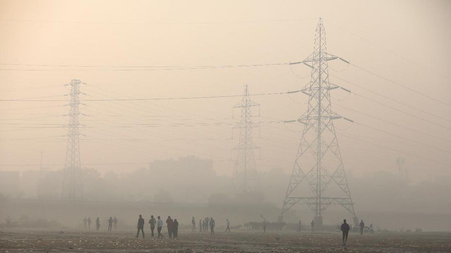 People play cricket on the floodplains of the Yamuna river on a smoggy morning in New Delhi, India, November 17, 2021. REUTERS/Anushree Fadnavis