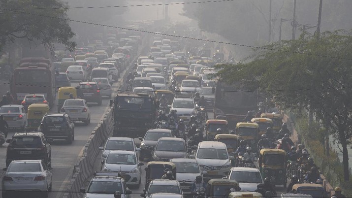 Commuters drive amidst morning haze and toxic smog in New Delhi, India, Wednesday, Nov. 17, 2021. Schools were closed indefinitely and some coal-based power plants shut down as the Indian capital and neighboring states invoked harsh measures Wednesday to combat air pollution after an order from the federal environment ministry panel. (AP Photo/Manish Swarup)