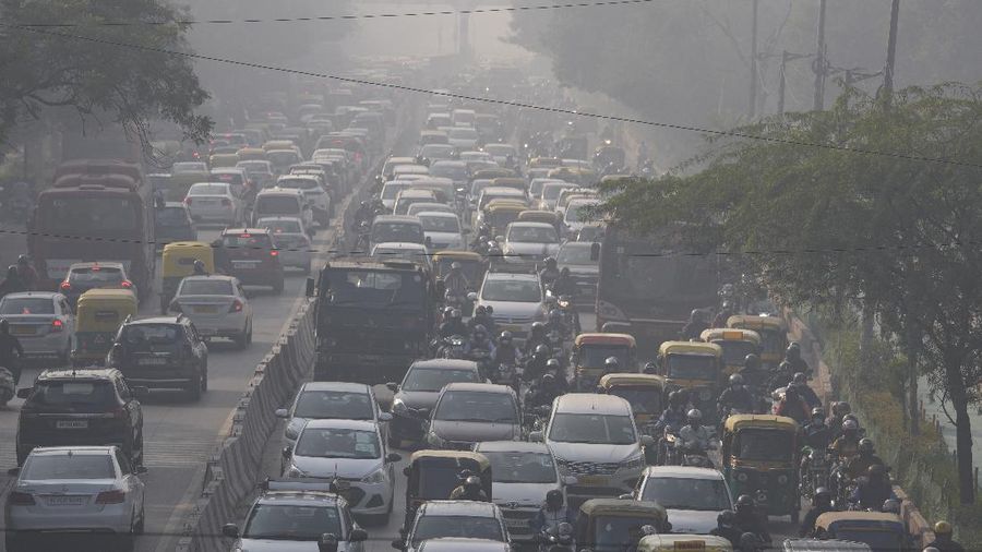 Commuters drive amidst morning haze and toxic smog in New Delhi, India, Wednesday, Nov. 17, 2021. Schools were closed indefinitely and some coal-based power plants shut down as the Indian capital and neighboring states invoked harsh measures Wednesday to combat air pollution after an order from the federal environment ministry panel. (AP Photo/Manish Swarup)