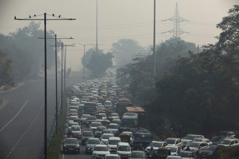 India Pollution Commuters drive amidst morning haze and toxic smog in New Delhi, India, Wednesday, Nov. 17, 2021. Schools were closed indefinitely and some coal-based power plants shut down as the Indian capital and neighboring states invoked harsh measures Wednesday to combat air pollution after an order from the federal environment ministry panel. (AP Photo/Manish Swarup)