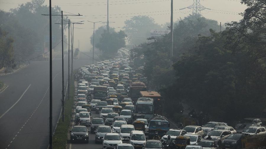 Commuters drive amidst morning haze and toxic smog in New Delhi, India, Wednesday, Nov. 17, 2021. Schools were closed indefinitely and some coal-based power plants shut down as the Indian capital and neighboring states invoked harsh measures Wednesday to combat air pollution after an order from the federal environment ministry panel. (AP Photo/Manish Swarup)