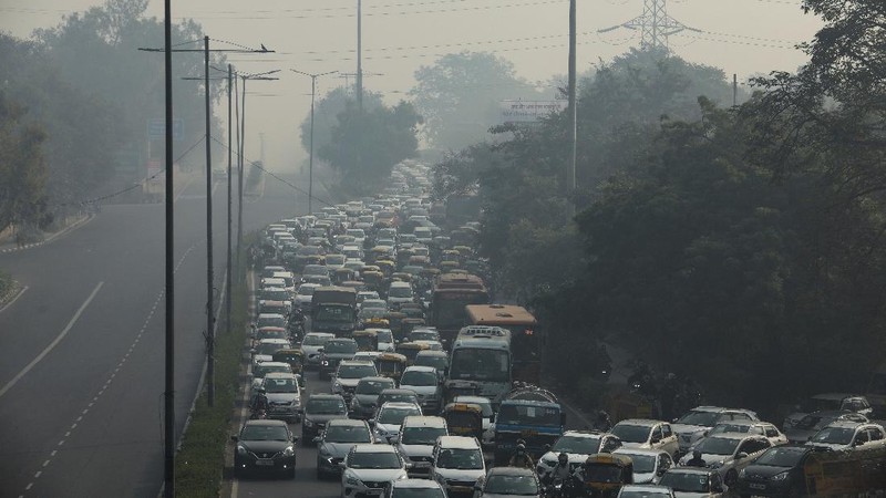 Commuters drive amidst morning haze and toxic smog in New Delhi, India, Wednesday, Nov. 17, 2021. Schools were closed indefinitely and some coal-based power plants shut down as the Indian capital and neighboring states invoked harsh measures Wednesday to combat air pollution after an order from the federal environment ministry panel. (AP Photo/Manish Swarup)