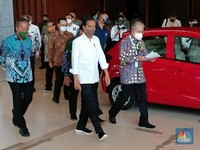 Saat Jokowi Menjajal Sang 'Penghancur' Avanza di GIIAS