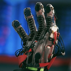 Mengintip Canggihnya Sarung Tangan 'Terminator' Zuckerberg