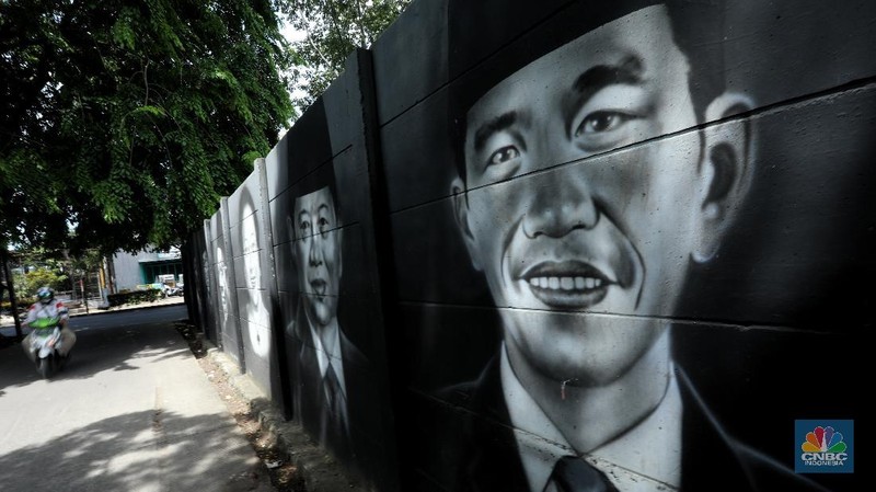 Warga melewati mural bergambar Presiden RI yang terpampang di tembok Kampung Sasak, Cipondoh Tangerang, Rabu (17/11/2021). Deretan wajah Presiden RI dari Soekarno hingga Joko Widodo menghiasi sudut kampung ini. (CNBC Indonesia/Andrean Kristianto)