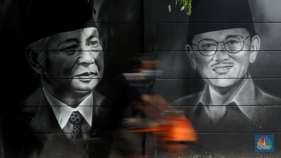 Warga melewati mural bergambar Presiden RI yang terpampang di tembok Kampung Sasak, Cipondoh Tangerang, Rabu (17/11/2021). Deretan wajah Presiden RI dari Soekarno hingga Joko Widodo menghiasi sudut kampung ini. (CNBC Indonesia/Andrean Kristianto)