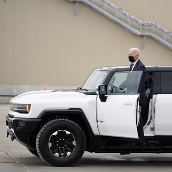 Bak Anak Muda, Gaya Biden Naik Hummer Listrik