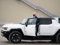 Bak Anak Muda, Gaya Biden Naik Hummer Listrik