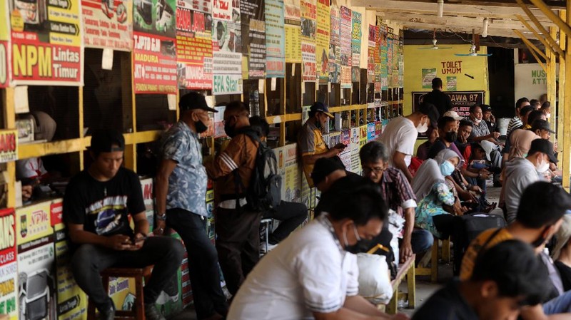 Jelang PPKM Level 3 Saat Nataru Nanti, Begini Suasana Terminal Bus AKAP. (CNBC Indonesia/Andrean Kristianto)