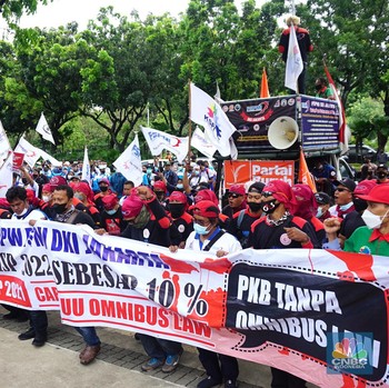 Usai Kepung Kemnaker, Massa Buruh UMP Kepung Kantor Anies