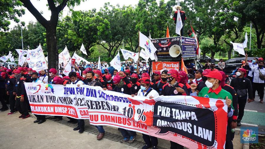 Ratusan buruh dari Konfederasi Serikat Pekerja Indonesia (KSPI) menggelar aksi di depan Kantor Balai Kota Jakarta, Jalan Medan Merdeka Selatan, Jakarta Pusat, Jumat (19/11/2021). Para buruh berkumpul di depan Balai Kota dengan membawa sejumlah spanduk yang bertuliskan 'Naikan UMP/UMSP 2022 sebesar 10 persen'. Pantauan dilokasi aksi buruh sempat terjadi dorong mendorong untuk melewati pagar yang dikawal oleh pihak kepolisian yang berjaga.
 (CNBC Indonesia/ Tri Susilo)