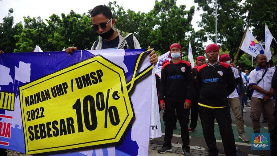 Ratusan buruh dari Konfederasi Serikat Pekerja Indonesia (KSPI) menggelar aksi di depan Kantor Balai Kota Jakarta, Jalan Medan Merdeka Selatan, Jakarta Pusat, Jumat (19/11/2021). Para buruh berkumpul di depan Balai Kota dengan membawa sejumlah spanduk yang bertuliskan 'Naikan UMP/UMSP 2022 sebesar 10 persen'. Pantauan dilokasi aksi buruh sempat terjadi dorong mendorong untuk melewati pagar yang dikawal oleh pihak kepolisian yang berjaga.
 (վ/ Tri Susilo)