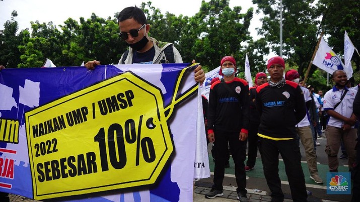 Ratusan buruh dari Konfederasi Serikat Pekerja Indonesia (KSPI) menggelar aksi di depan Kantor Balai Kota Jakarta, Jalan Medan Merdeka Selatan, Jakarta Pusat, Jumat (19/11/2021). Para buruh berkumpul di depan Balai Kota dengan membawa sejumlah spanduk yang bertuliskan 'Naikan UMP/UMSP 2022 sebesar 10 persen'. Pantauan dilokasi aksi buruh sempat terjadi dorong mendorong untuk melewati pagar yang dikawal oleh pihak kepolisian yang berjaga.
 (CNBC Indonesia/ Tri Susilo)