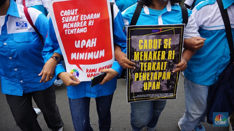 Ratusan buruh dari Konfederasi Serikat Pekerja Indonesia (KSPI) menggelar aksi di depan Kantor Balai Kota Jakarta, Jalan Medan Merdeka Selatan, Jakarta Pusat, Jumat (19/11/2021). Para buruh berkumpul di depan Balai Kota dengan membawa sejumlah spanduk yang bertuliskan 'Naikan UMP/UMSP 2022 sebesar 10 persen'. Pantauan dilokasi aksi buruh sempat terjadi dorong mendorong untuk melewati pagar yang dikawal oleh pihak kepolisian yang berjaga.
 (CNBC Indonesia/ Tri Susilo)
