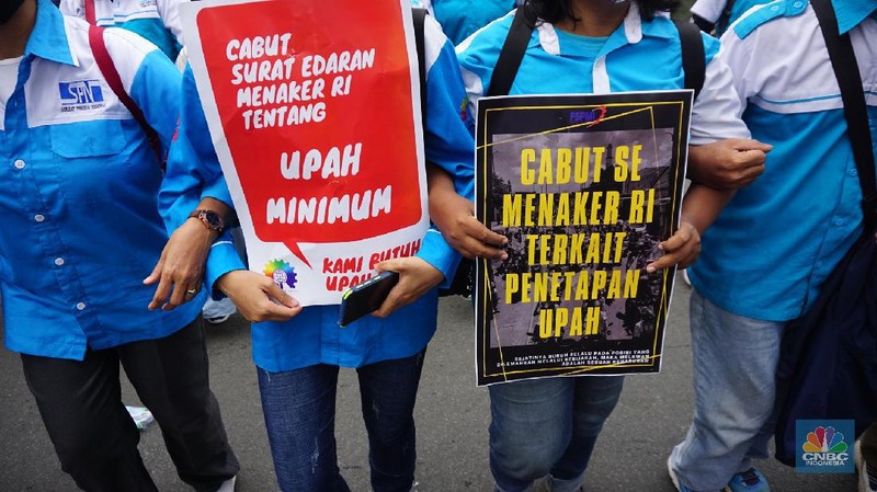 Ratusan buruh dari Konfederasi Serikat Pekerja Indonesia (KSPI) menggelar aksi di depan Kantor Balai Kota Jakarta, Jalan Medan Merdeka Selatan, Jakarta Pusat, Jumat (19/11/2021). Para buruh berkumpul di depan Balai Kota dengan membawa sejumlah spanduk yang bertuliskan 'Naikan UMP/UMSP 2022 sebesar 10 persen'. Pantauan dilokasi aksi buruh sempat terjadi dorong mendorong untuk melewati pagar yang dikawal oleh pihak kepolisian yang berjaga.
 (CNBC Indonesia/ Tri Susilo)