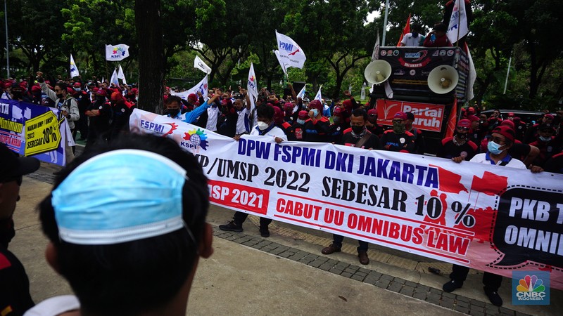 Ratusan buruh dari Konfederasi Serikat Pekerja Indonesia (KSPI) menggelar aksi di depan Kantor Balai Kota Jakarta, Jalan Medan Merdeka Selatan, Jakarta Pusat, Jumat (19/11/2021). Para buruh berkumpul di depan Balai Kota dengan membawa sejumlah spanduk yang bertuliskan 'Naikan UMP/UMSP 2022 sebesar 10 persen'. Pantauan dilokasi aksi buruh sempat terjadi dorong mendorong untuk melewati pagar yang dikawal oleh pihak kepolisian yang berjaga.
 (CNBC Indonesia/ Tri Susilo)