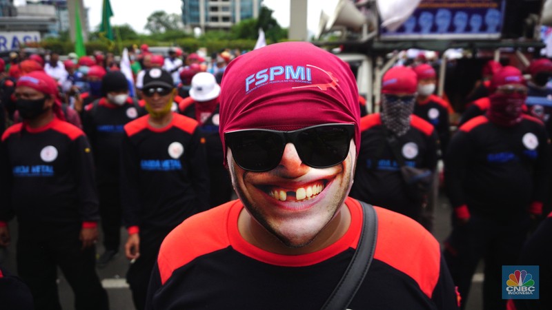 Demo Buruh Kenaikan UMP 2022 di Kementerian Ketenagakerjaan (Kemnaker RI) Konfederasi Serikat Pekerja Indonesia (KSPI) menggelar aksi di depan Kementerian Ketenagakerjaan (Kemnaker RI), Jumat (19/11/2021). Konfederasi Serikat Pekerja Indonesia (KSPI) tetap menginginkan Upah Minimum Provinsi (UMP) di tahun 2022 naik 7% - 10%. Bahkan mengancam akan melakukan aksi mogok nasional bila tuntutan tak dipenuhi. Pantauan dilokasi Lalu lintas di depan Kemenaker mengalami kemacetan. Kendaraan terlihat antre dari atas flyover Kuningan, Jakarta Selatan. (CNBC Indonesia/ Tri Susilo)