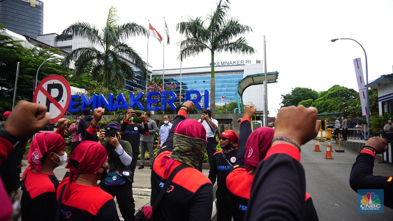Demo Buruh Kenaikan UMP 2022 di Kementerian Ketenagakerjaan (Kemnaker RI) Konfederasi Serikat Pekerja Indonesia (KSPI) menggelar aksi di depan Kementerian Ketenagakerjaan (Kemnaker RI), Jumat (19/11/2021). Konfederasi Serikat Pekerja Indonesia (KSPI) tetap menginginkan Upah Minimum Provinsi (UMP) di tahun 2022 naik 7% - 10%. Bahkan mengancam akan melakukan aksi mogok nasional bila tuntutan tak dipenuhi. Pantauan dilokasi Lalu lintas di depan Kemenaker mengalami kemacetan. Kendaraan terlihat antre dari atas flyover Kuningan, Jakarta Selatan. (CNBC Indonesia/ Tri Susilo)