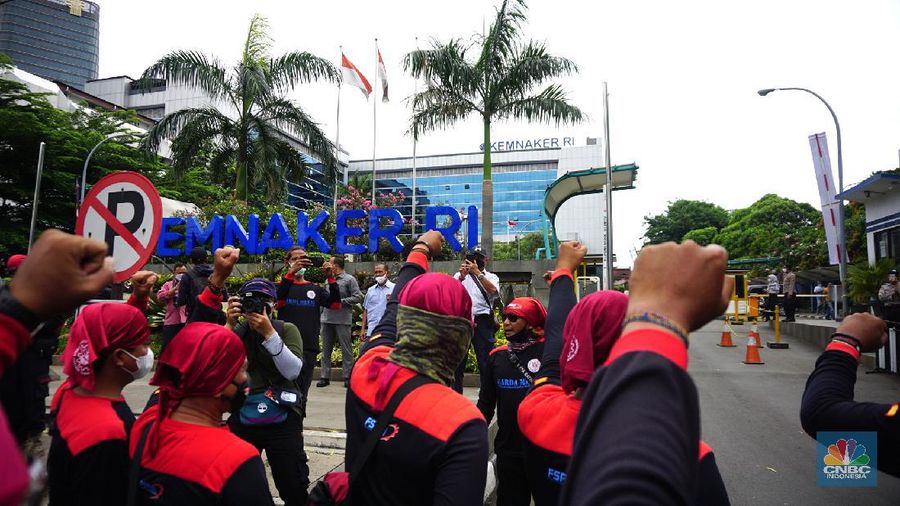 Konfederasi Serikat Pekerja Indonesia (KSPI) menggelar aksi di depan Kementerian Ketenagakerjaan (Kemnaker RI), Jumat (19/11/2021). Konfederasi Serikat Pekerja Indonesia (KSPI) tetap menginginkan Upah Minimum Provinsi (UMP) di tahun 2022 naik 7% - 10%. Bahkan mengancam akan melakukan aksi mogok nasional bila tuntutan tak dipenuhi.  Pantauan dilokasi Lalu lintas di depan Kemenaker mengalami kemacetan. Kendaraan terlihat antre dari atas flyover Kuningan, Jakarta Selatan. (CNBC Indonesia/ Tri Susilo)