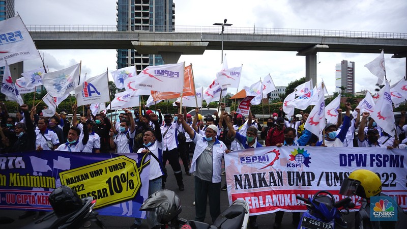 Demo Buruh Kenaikan UMP 2022 di Kementerian Ketenagakerjaan (Kemnaker RI) Konfederasi Serikat Pekerja Indonesia (KSPI) menggelar aksi di depan Kementerian Ketenagakerjaan (Kemnaker RI), Jumat (19/11/2021). Konfederasi Serikat Pekerja Indonesia (KSPI) tetap menginginkan Upah Minimum Provinsi (UMP) di tahun 2022 naik 7% - 10%. Bahkan mengancam akan melakukan aksi mogok nasional bila tuntutan tak dipenuhi. Pantauan dilokasi Lalu lintas di depan Kemenaker mengalami kemacetan. Kendaraan terlihat antre dari atas flyover Kuningan, Jakarta Selatan. (CNBC Indonesia/ Tri Susilo)