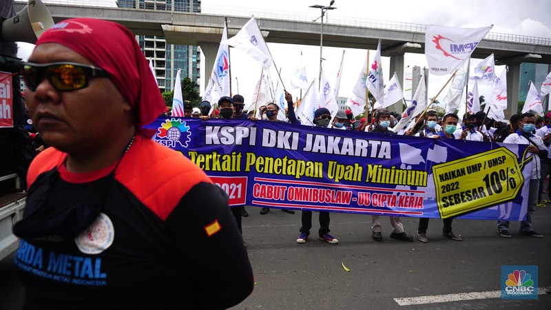 Demo Buruh Kenaikan UMP 2022 di Kementerian Ketenagakerjaan (Kemnaker RI) Konfederasi Serikat Pekerja Indonesia (KSPI) menggelar aksi di depan Kementerian Ketenagakerjaan (Kemnaker RI), Jumat (19/11/2021). Konfederasi Serikat Pekerja Indonesia (KSPI) tetap menginginkan Upah Minimum Provinsi (UMP) di tahun 2022 naik 7% - 10%. Bahkan mengancam akan melakukan aksi mogok nasional bila tuntutan tak dipenuhi. Pantauan dilokasi Lalu lintas di depan Kemenaker mengalami kemacetan. Kendaraan terlihat antre dari atas flyover Kuningan, Jakarta Selatan. (CNBC Indonesia/ Tri Susilo)