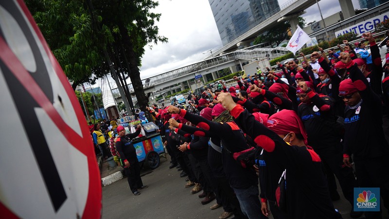 Demo Buruh Kenaikan UMP 2022 di Kementerian Ketenagakerjaan (Kemnaker RI) Konfederasi Serikat Pekerja Indonesia (KSPI) menggelar aksi di depan Kementerian Ketenagakerjaan (Kemnaker RI), Jumat (19/11/2021). Konfederasi Serikat Pekerja Indonesia (KSPI) tetap menginginkan Upah Minimum Provinsi (UMP) di tahun 2022 naik 7% - 10%. Bahkan mengancam akan melakukan aksi mogok nasional bila tuntutan tak dipenuhi. Pantauan dilokasi Lalu lintas di depan Kemenaker mengalami kemacetan. Kendaraan terlihat antre dari atas flyover Kuningan, Jakarta Selatan. (CNBC Indonesia/ Tri Susilo)