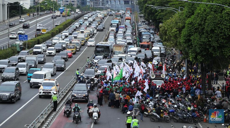 Konfederasi Serikat Pekerja Indonesia (KSPI) menggelar aksi di depan Kementerian Ketenagakerjaan (Kemnaker RI), Jumat (19/11/2021). Konfederasi Serikat Pekerja Indonesia (KSPI) tetap menginginkan Upah Minimum Provinsi (UMP) di tahun 2022 naik 7% - 10%. Bahkan mengancam akan melakukan aksi mogok nasional bila tuntutan tak dipenuhi.  Pantauan dilokasi Lalu lintas di depan Kemenaker mengalami kemacetan. Kendaraan terlihat antre dari atas flyover Kuningan, Jakarta Selatan. (CNBC Indonesia/ Tri Susilo)
