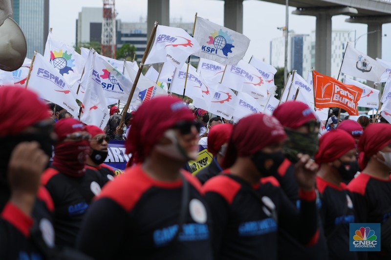 Demo Buruh Kenaikan UMP 2022 di Kementerian Ketenagakerjaan (Kemnaker RI) Konfederasi Serikat Pekerja Indonesia (KSPI) menggelar aksi di depan Kementerian Ketenagakerjaan (Kemnaker RI), Jumat (19/11/2021). Konfederasi Serikat Pekerja Indonesia (KSPI) tetap menginginkan Upah Minimum Provinsi (UMP) di tahun 2022 naik 7% - 10%. Bahkan mengancam akan melakukan aksi mogok nasional bila tuntutan tak dipenuhi. Pantauan dilokasi Lalu lintas di depan Kemenaker mengalami kemacetan. Kendaraan terlihat antre dari atas flyover Kuningan, Jakarta Selatan. (CNBC Indonesia/ Tri Susilo)