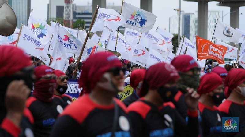Konfederasi Serikat Pekerja Indonesia (KSPI) menggelar aksi di depan Kementerian Ketenagakerjaan (Kemnaker RI), Jumat (19/11/2021). Konfederasi Serikat Pekerja Indonesia (KSPI) tetap menginginkan Upah Minimum Provinsi (UMP) di tahun 2022 naik 7% - 10%. Bahkan mengancam akan melakukan aksi mogok nasional bila tuntutan tak dipenuhi.  Pantauan dilokasi Lalu lintas di depan Kemenaker mengalami kemacetan. Kendaraan terlihat antre dari atas flyover Kuningan, Jakarta Selatan. (CNBC Indonesia/ Tri Susilo)