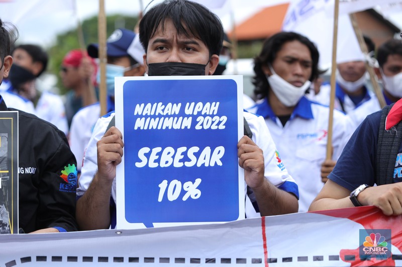 Demo Buruh Kenaikan UMP 2022 di Kementerian Ketenagakerjaan (Kemnaker RI) Konfederasi Serikat Pekerja Indonesia (KSPI) menggelar aksi di depan Kementerian Ketenagakerjaan (Kemnaker RI), Jumat (19/11/2021). Konfederasi Serikat Pekerja Indonesia (KSPI) tetap menginginkan Upah Minimum Provinsi (UMP) di tahun 2022 naik 7% - 10%. Bahkan mengancam akan melakukan aksi mogok nasional bila tuntutan tak dipenuhi. Pantauan dilokasi Lalu lintas di depan Kemenaker mengalami kemacetan. Kendaraan terlihat antre dari atas flyover Kuningan, Jakarta Selatan. (CNBC Indonesia/ Tri Susilo)