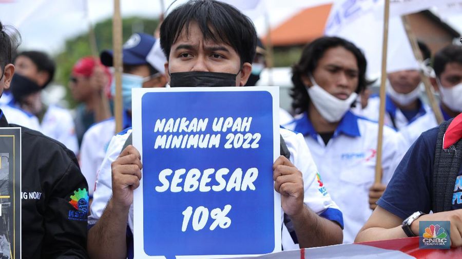 Konfederasi Serikat Pekerja Indonesia (KSPI) menggelar aksi di depan Kementerian Ketenagakerjaan (Kemnaker RI), Jumat (19/11/2021). Konfederasi Serikat Pekerja Indonesia (KSPI) tetap menginginkan Upah Minimum Provinsi (UMP) di tahun 2022 naik 7% - 10%. Bahkan mengancam akan melakukan aksi mogok nasional bila tuntutan tak dipenuhi. Pantauan dilokasi Lalu lintas di depan Kemenaker mengalami kemacetan. Kendaraan terlihat antre dari atas flyover Kuningan, Jakarta Selatan. (²©²ÊÍøÕ¾/ Tri Susilo)