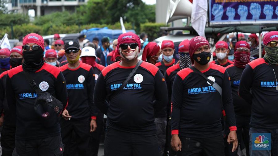 Konfederasi Serikat Pekerja Indonesia (KSPI) menggelar aksi di depan Kementerian Ketenagakerjaan (Kemnaker RI), Jumat (19/11/2021). Konfederasi Serikat Pekerja Indonesia (KSPI) tetap menginginkan Upah Minimum Provinsi (UMP) di tahun 2022 naik 7% - 10%. Bahkan mengancam akan melakukan aksi mogok nasional bila tuntutan tak dipenuhi.  Pantauan dilokasi Lalu lintas di depan Kemenaker mengalami kemacetan. Kendaraan terlihat antre dari atas flyover Kuningan, Jakarta Selatan. (CNBC Indonesia/ Tri Susilo)