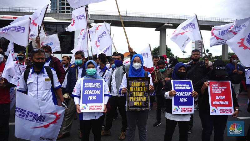 Demo Buruh Kenaikan UMP 2022 di Kementerian Ketenagakerjaan (Kemnaker RI) Konfederasi Serikat Pekerja Indonesia (KSPI) menggelar aksi di depan Kementerian Ketenagakerjaan (Kemnaker RI), Jumat (19/11/2021). Konfederasi Serikat Pekerja Indonesia (KSPI) tetap menginginkan Upah Minimum Provinsi (UMP) di tahun 2022 naik 7% - 10%. Bahkan mengancam akan melakukan aksi mogok nasional bila tuntutan tak dipenuhi. Pantauan dilokasi Lalu lintas di depan Kemenaker mengalami kemacetan. Kendaraan terlihat antre dari atas flyover Kuningan, Jakarta Selatan. (CNBC Indonesia/ Tri Susilo)